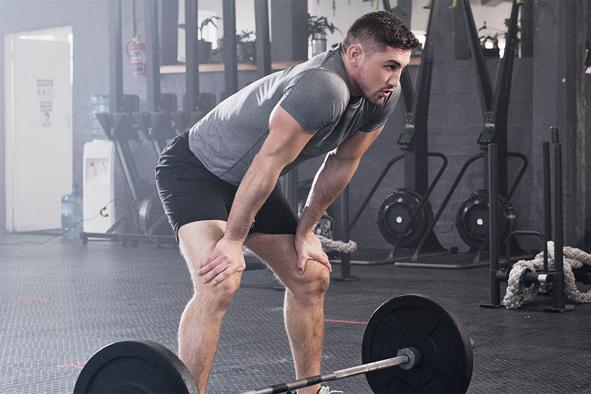 hombre tomando un descanso mientras entrena