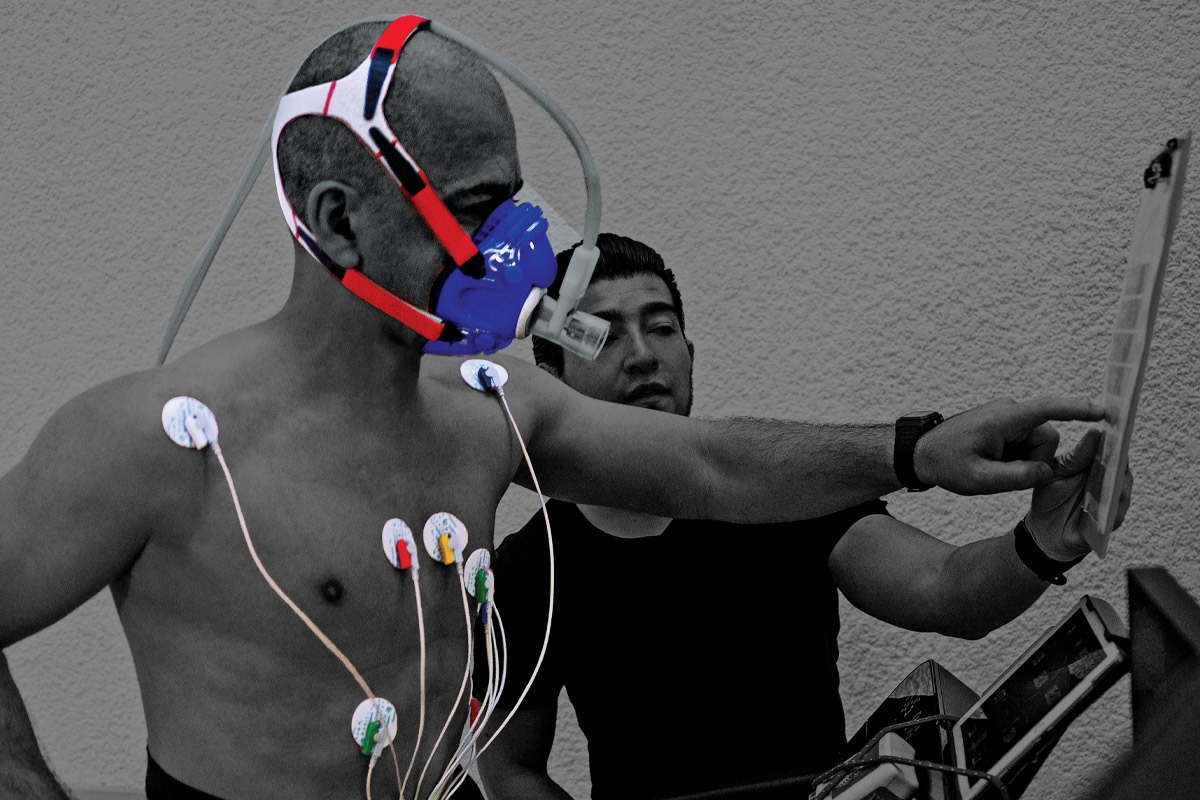 hombre llevando a cabo una prueba de esfuerzo