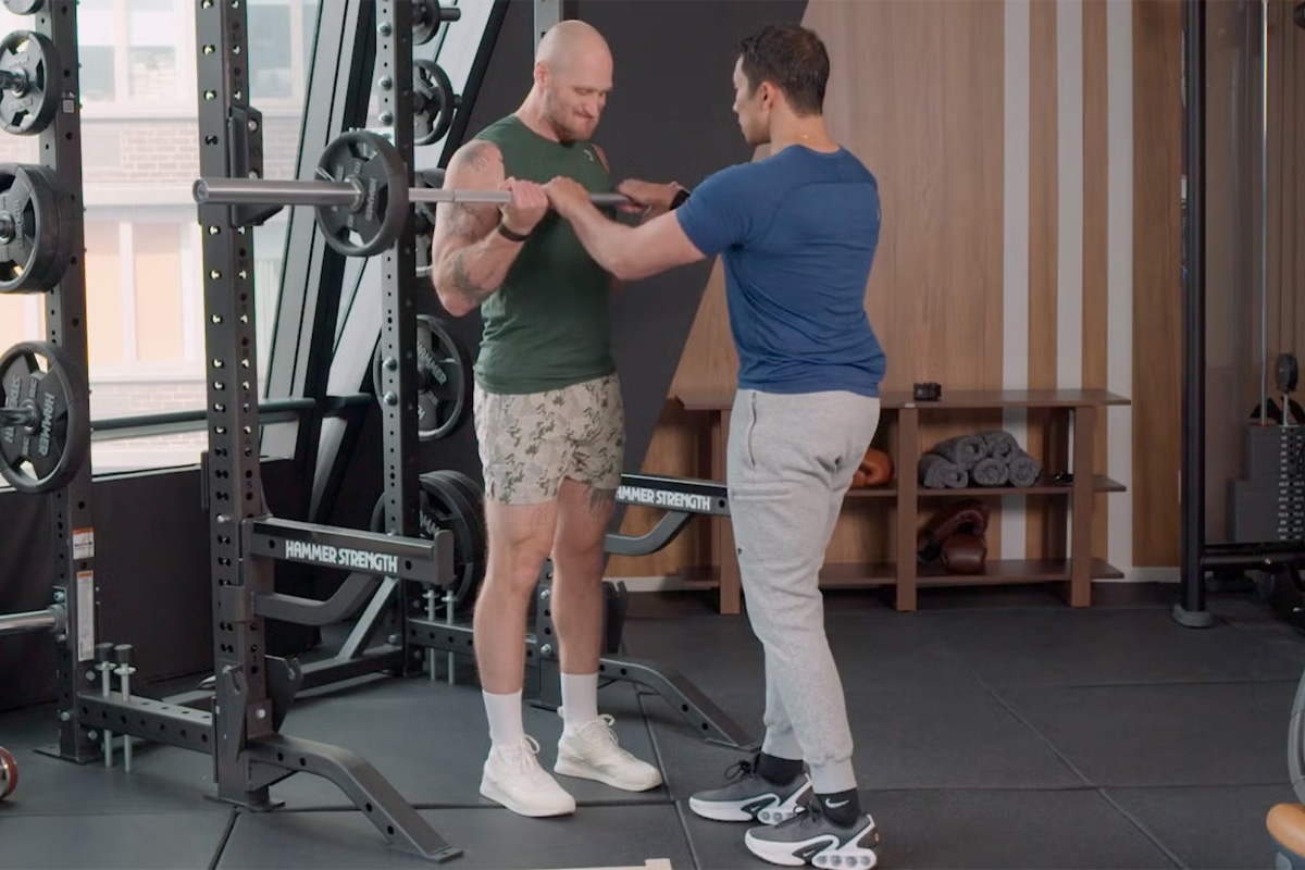 hombres haciendo curl de bíceps