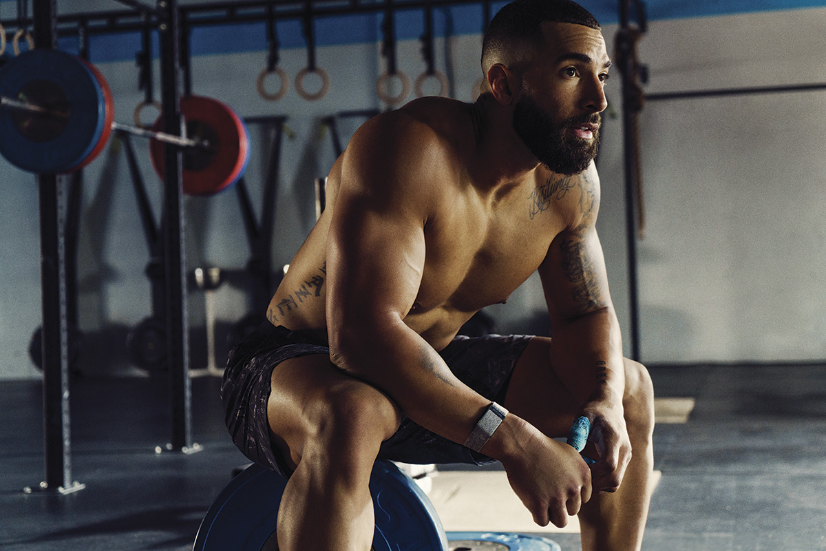 hombre recuperándose en el gimnasio