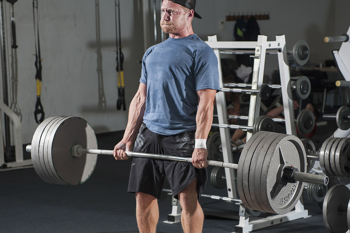 hombre haciendo peso muerto