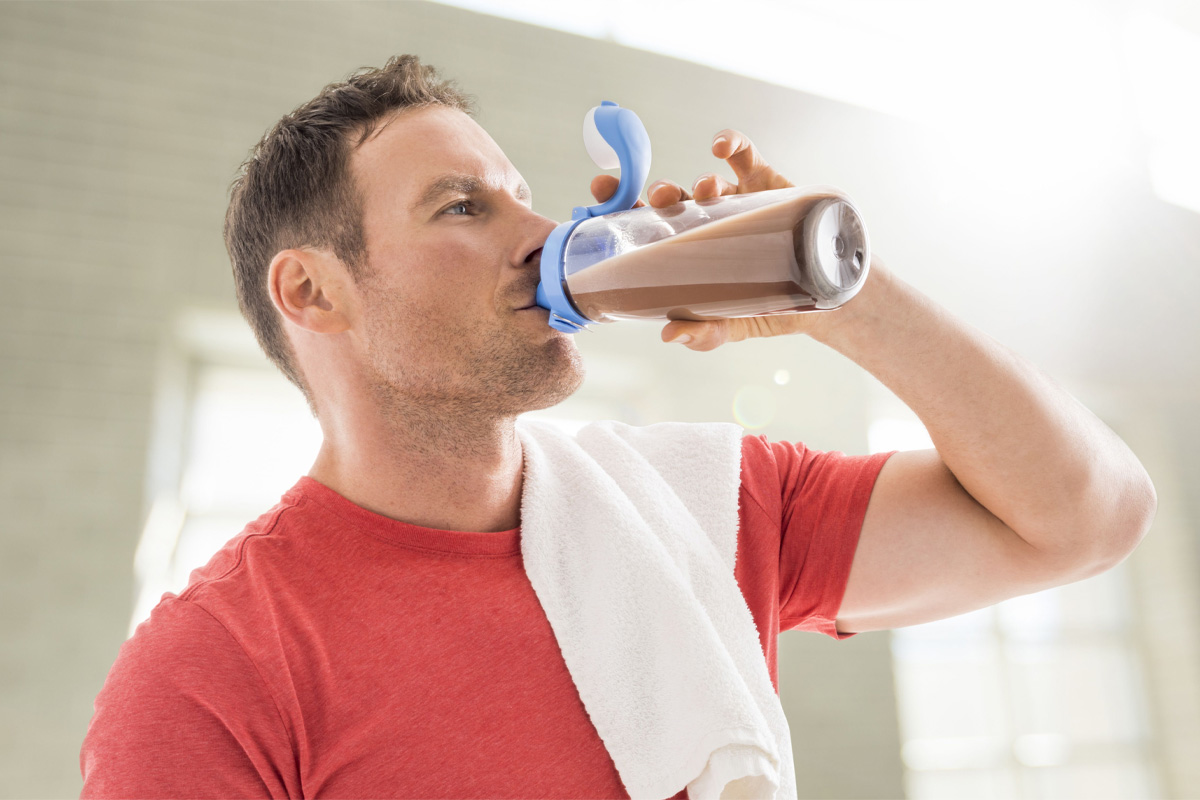 hombre tomando licuado de proteína