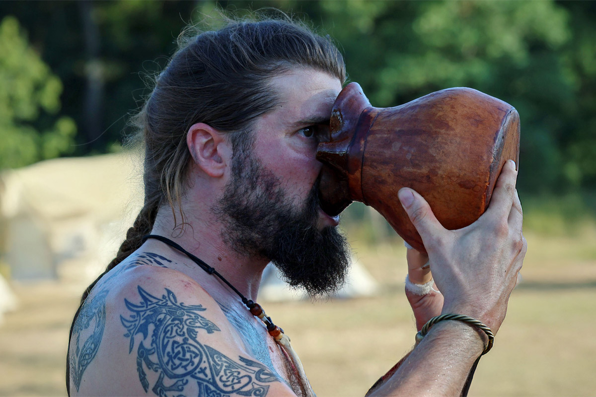hombre haciendo la dieta vikinga