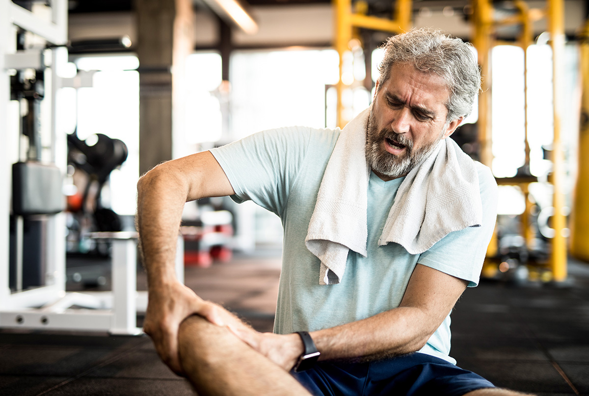 hombre después de una cirugía en el gimnasio