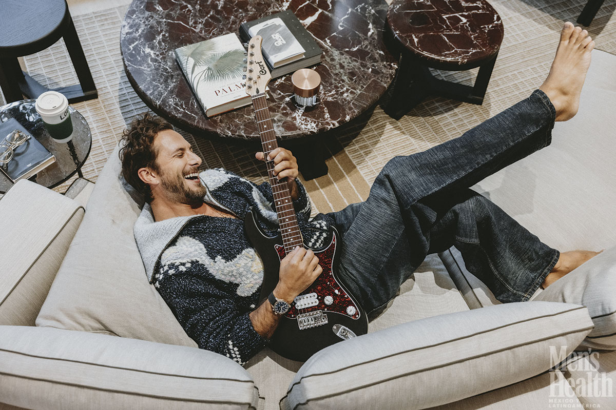 sebastián zurita tocando la guitarra