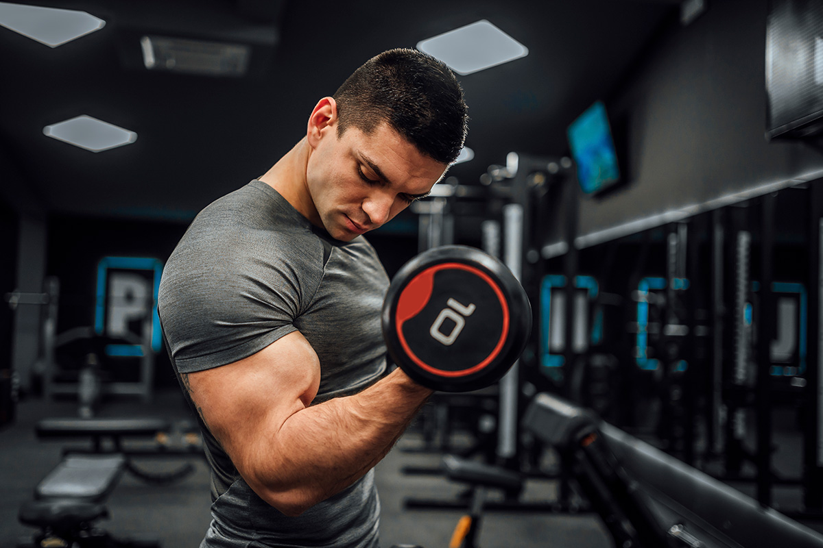 hombre entrenando para tener brazos más grandes