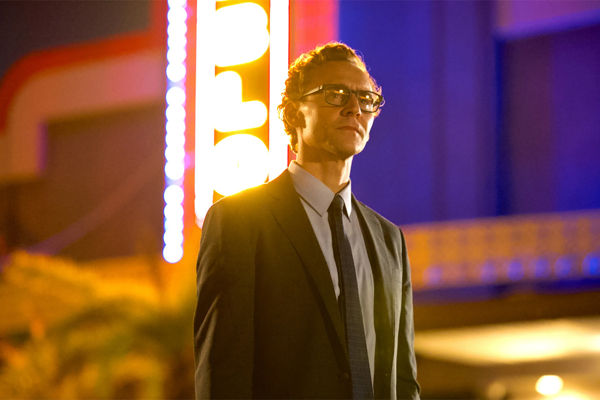 tom hiddleston en escena de la vida de chuck