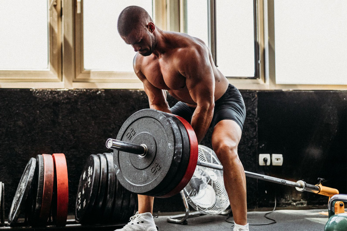 hombre entrenando en el gimnasio