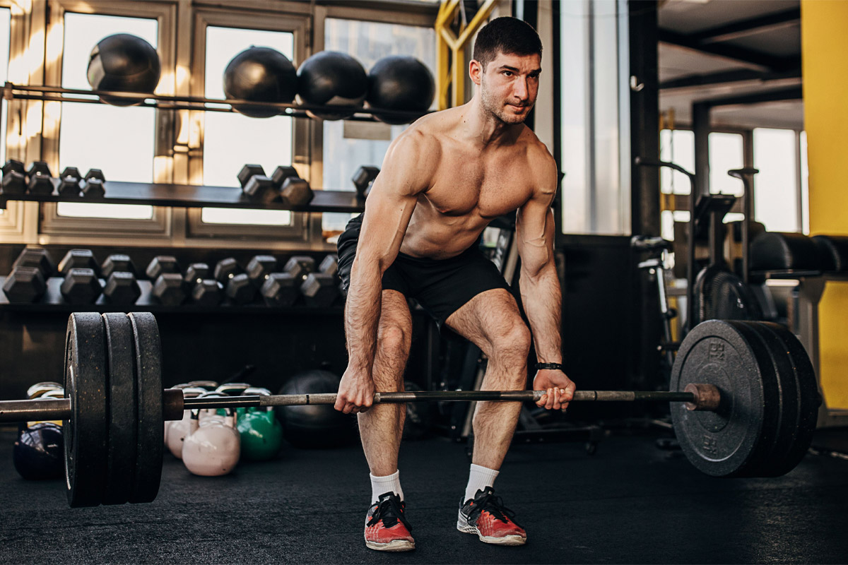 hombre haciendo peso muerto