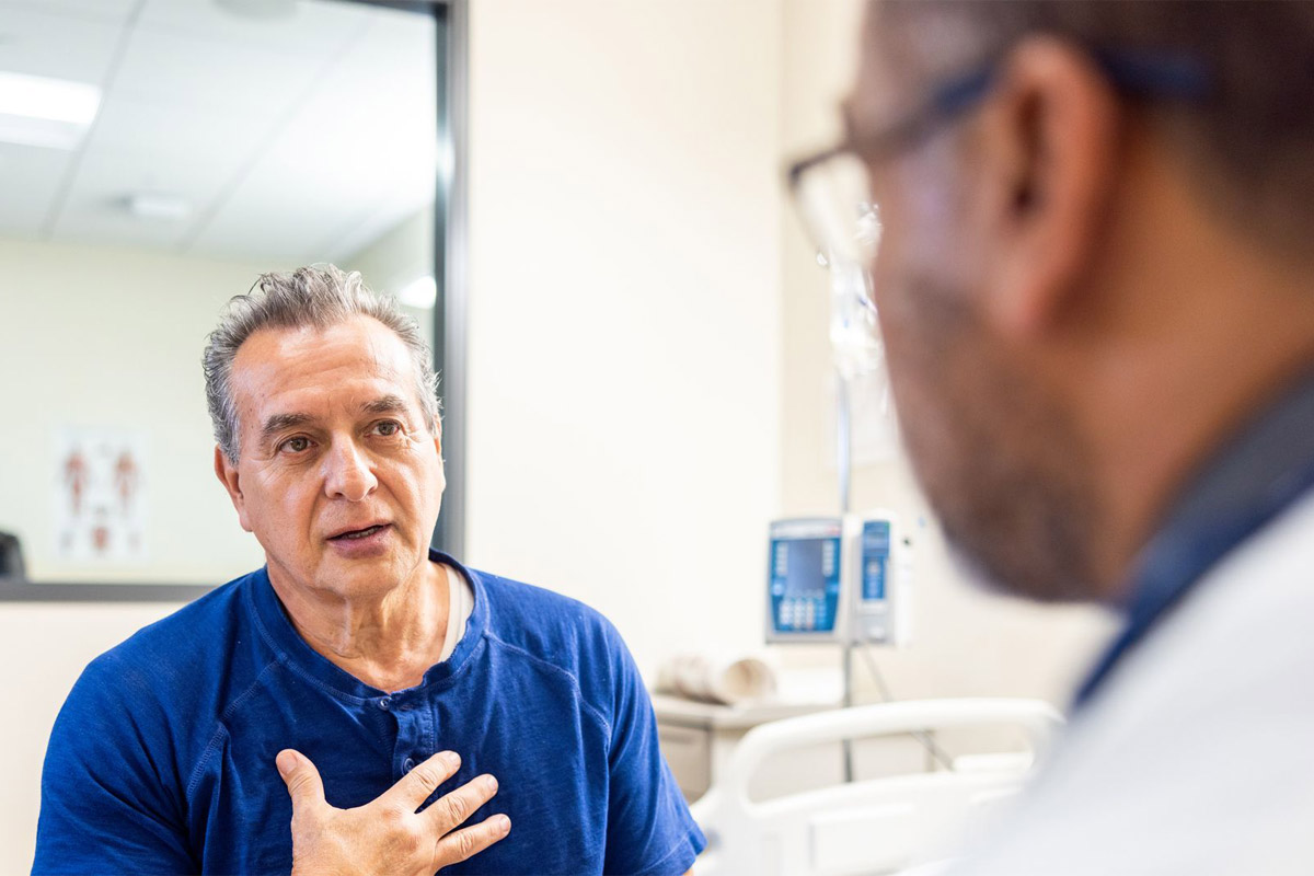 hombre en consulta con el doctor