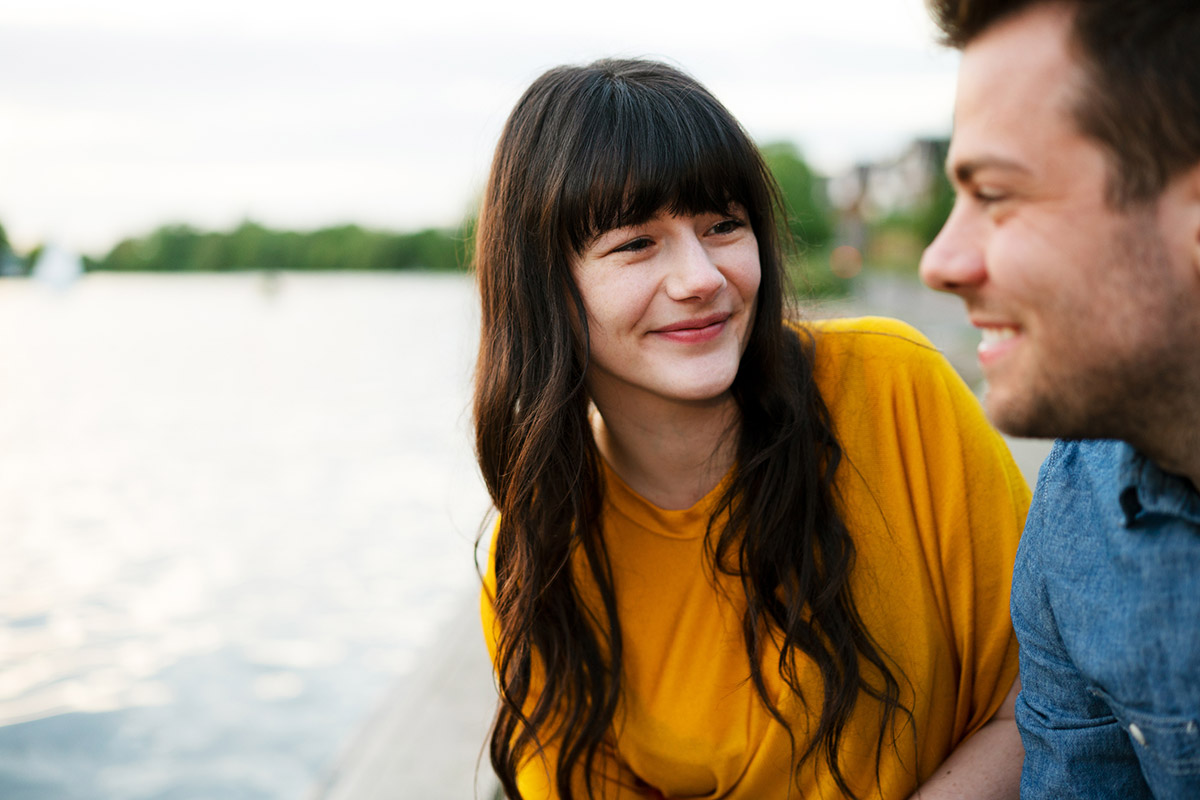 hombre y mujer en una cita