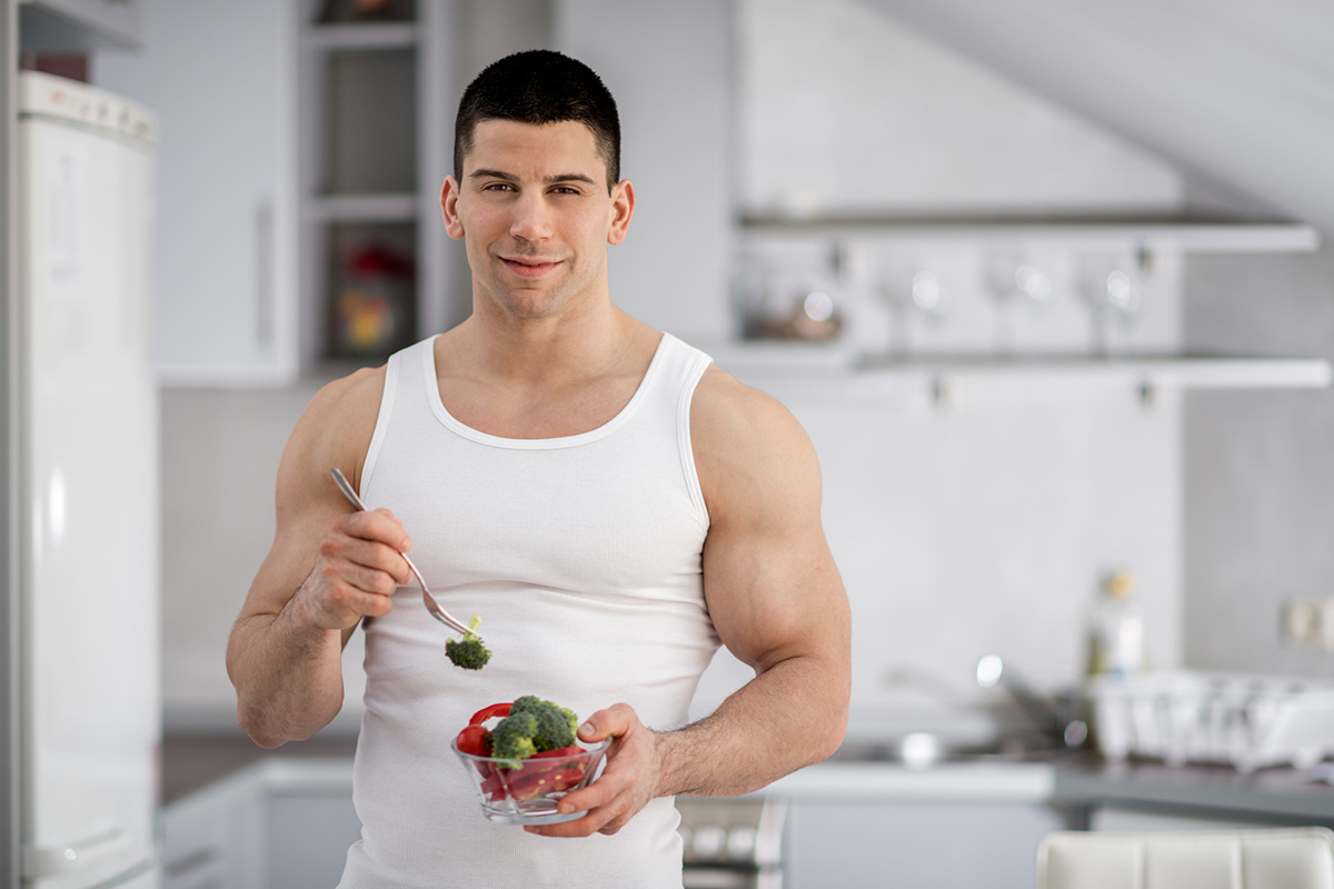 hombre musculoso comiendo