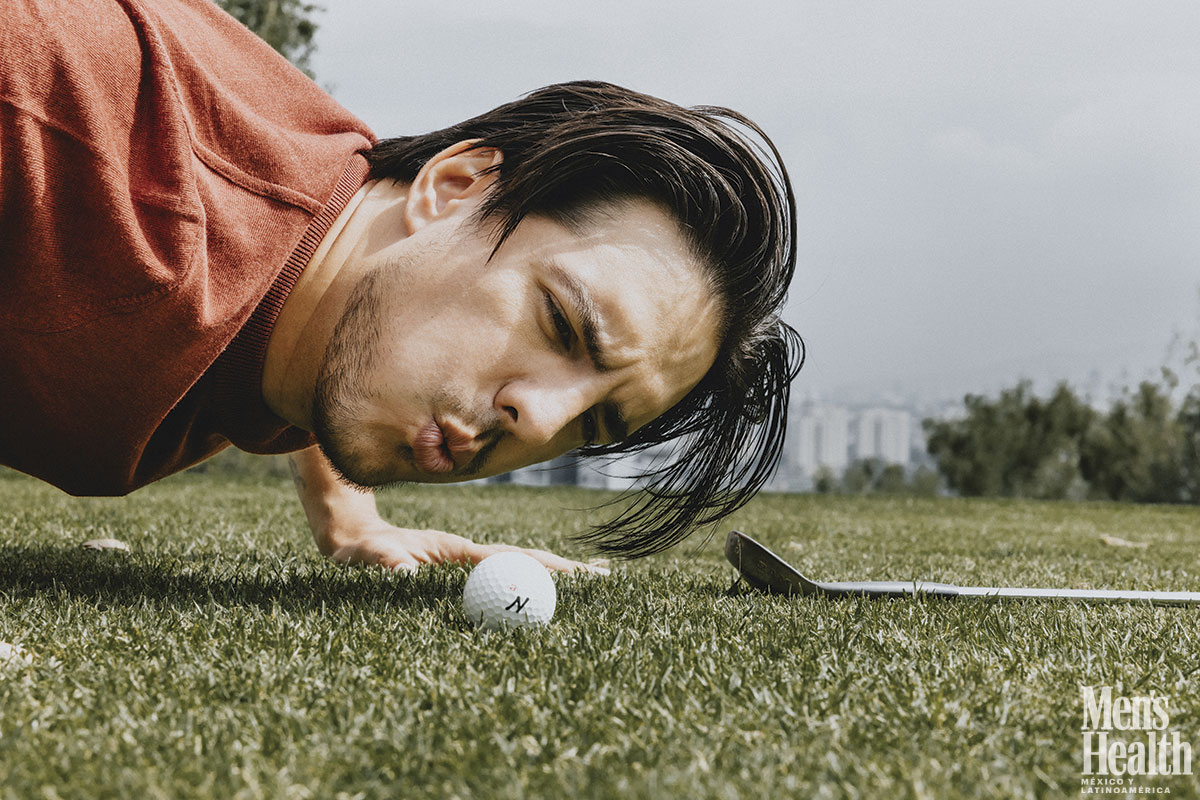 Vadhir Derbez soplandole a una pelota de golf