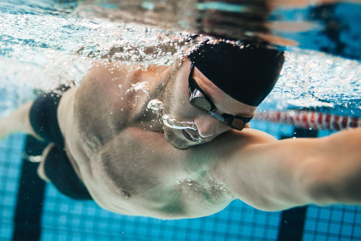 hombre entrenando natación