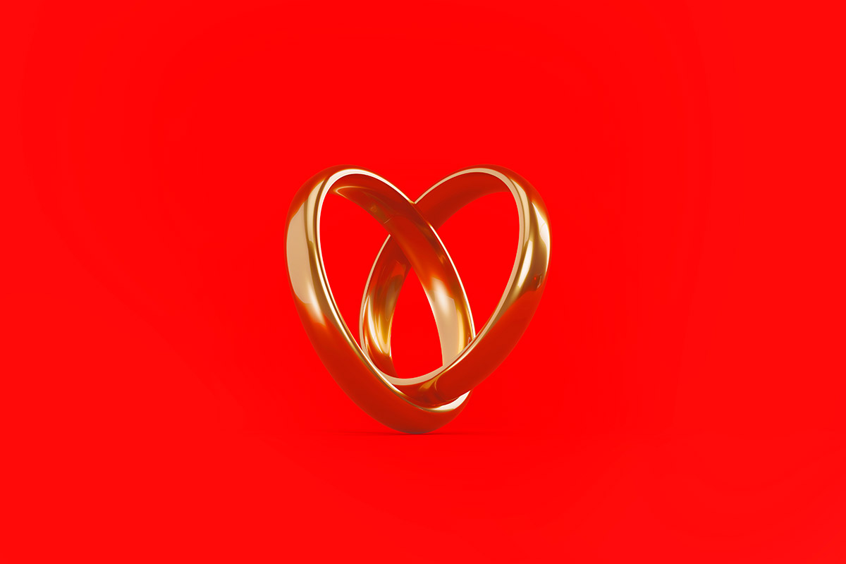 anillos de compromiso formando un corazón