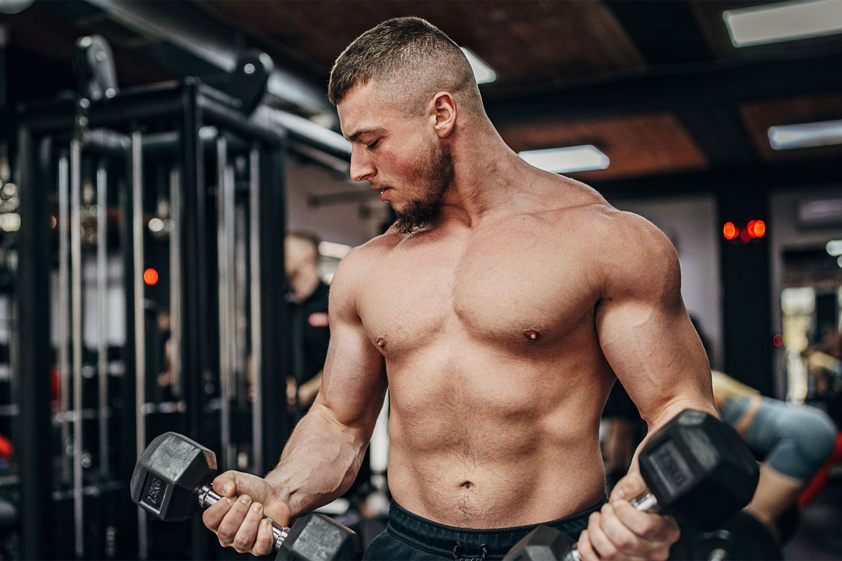 hombre entrenando en el gimnasio