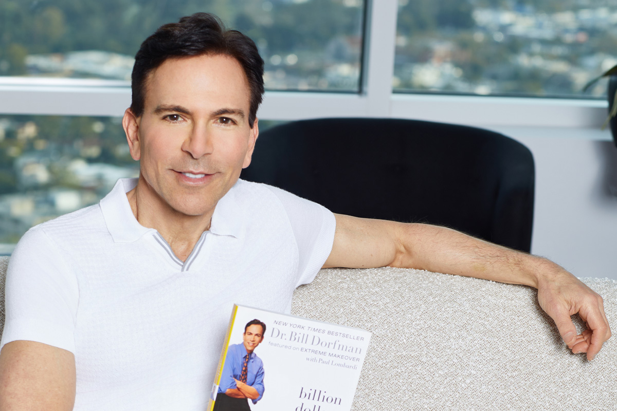 El Dr. Bill Dorfman con su libro