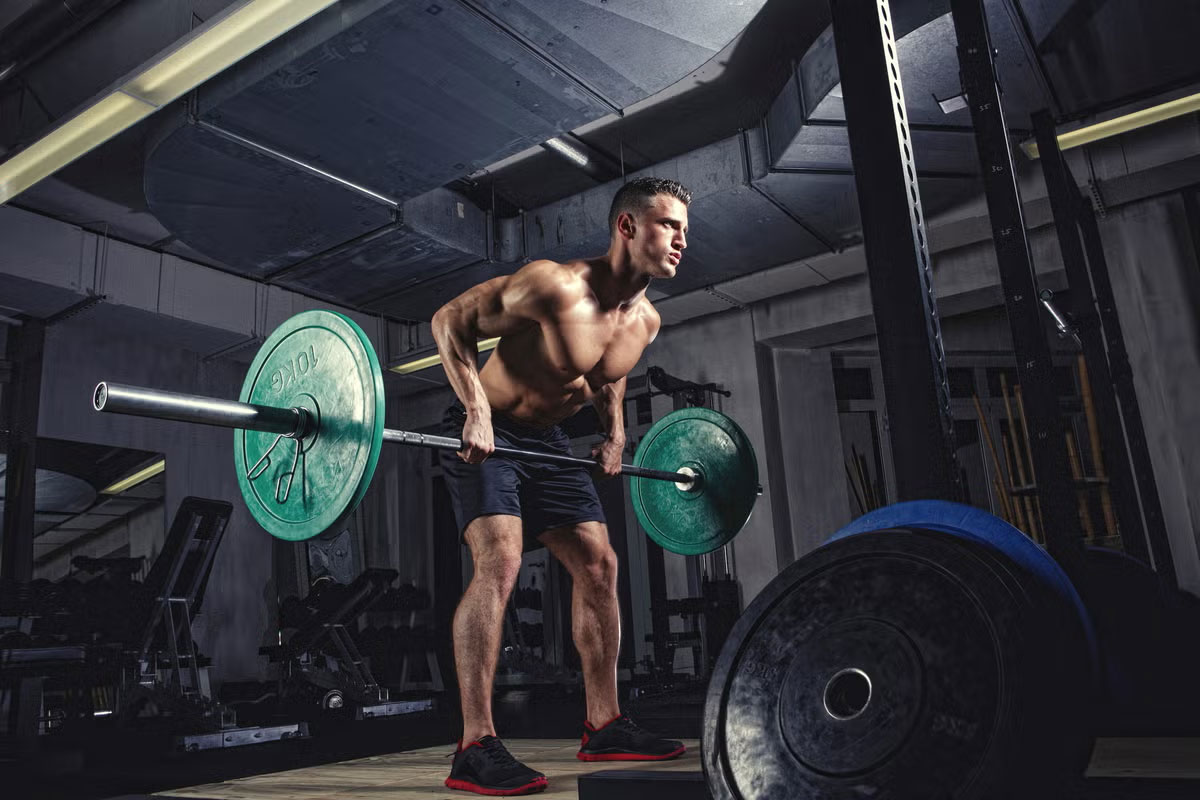 hombre haciendo ejercicios compuestos