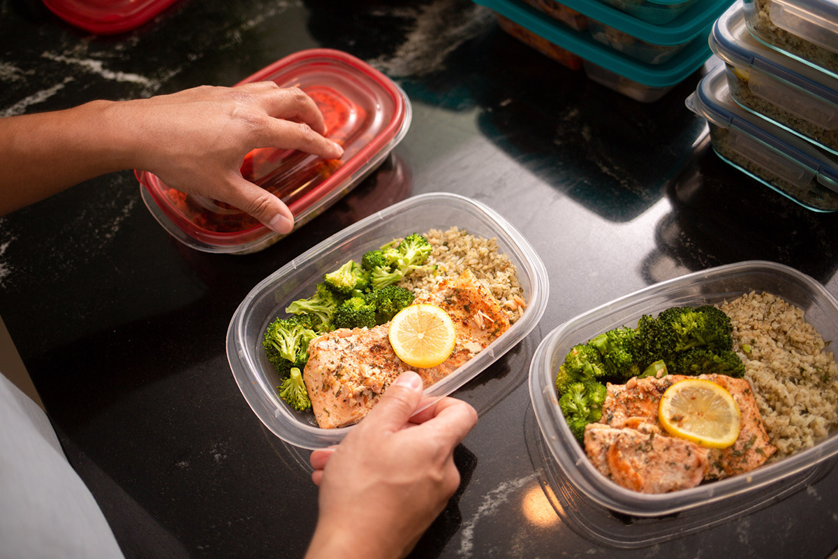 hombre preparando sus alimentos
