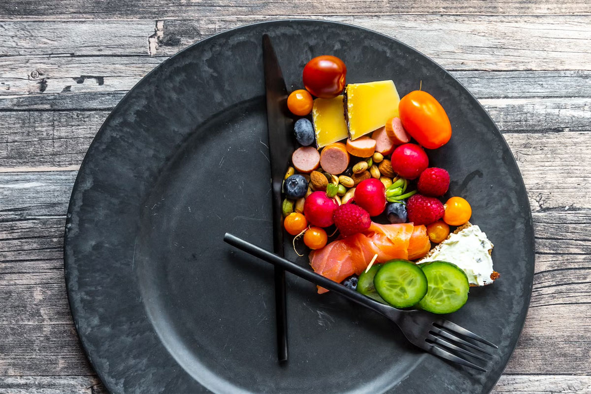 plato con comida simulando un reloj