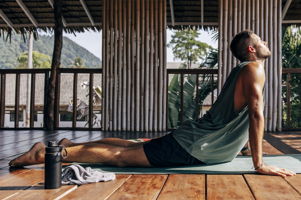 hombre hacuendo estiramiento de la cobra