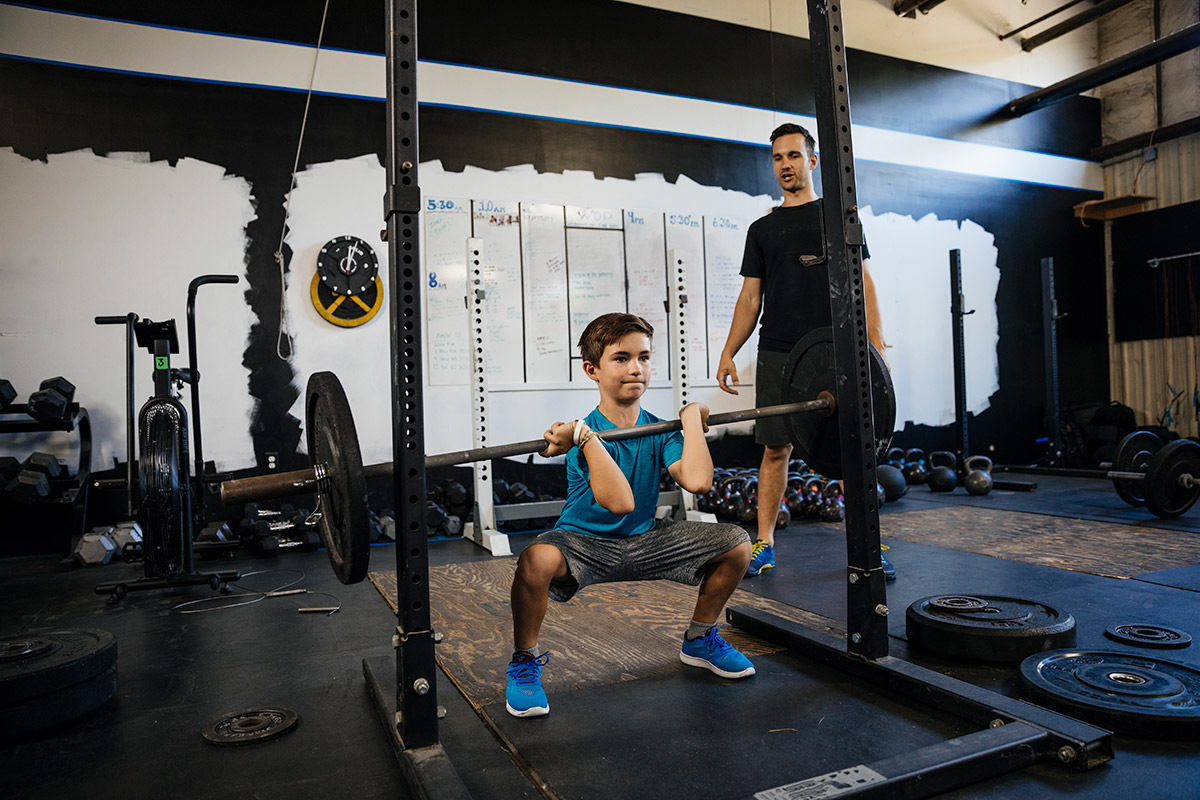niño haciendo pesas