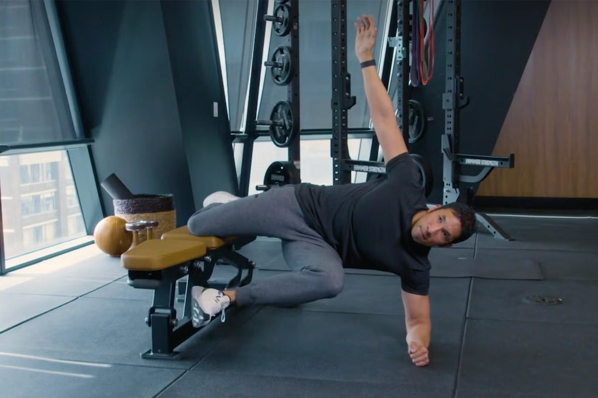 hombre haciendo plancha Copenhagen