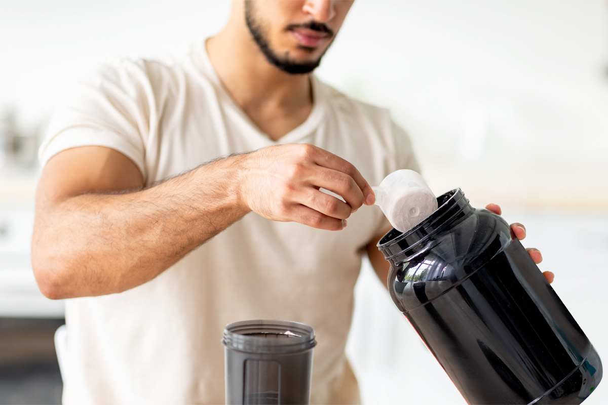 hombre preparándose un shake con creatina