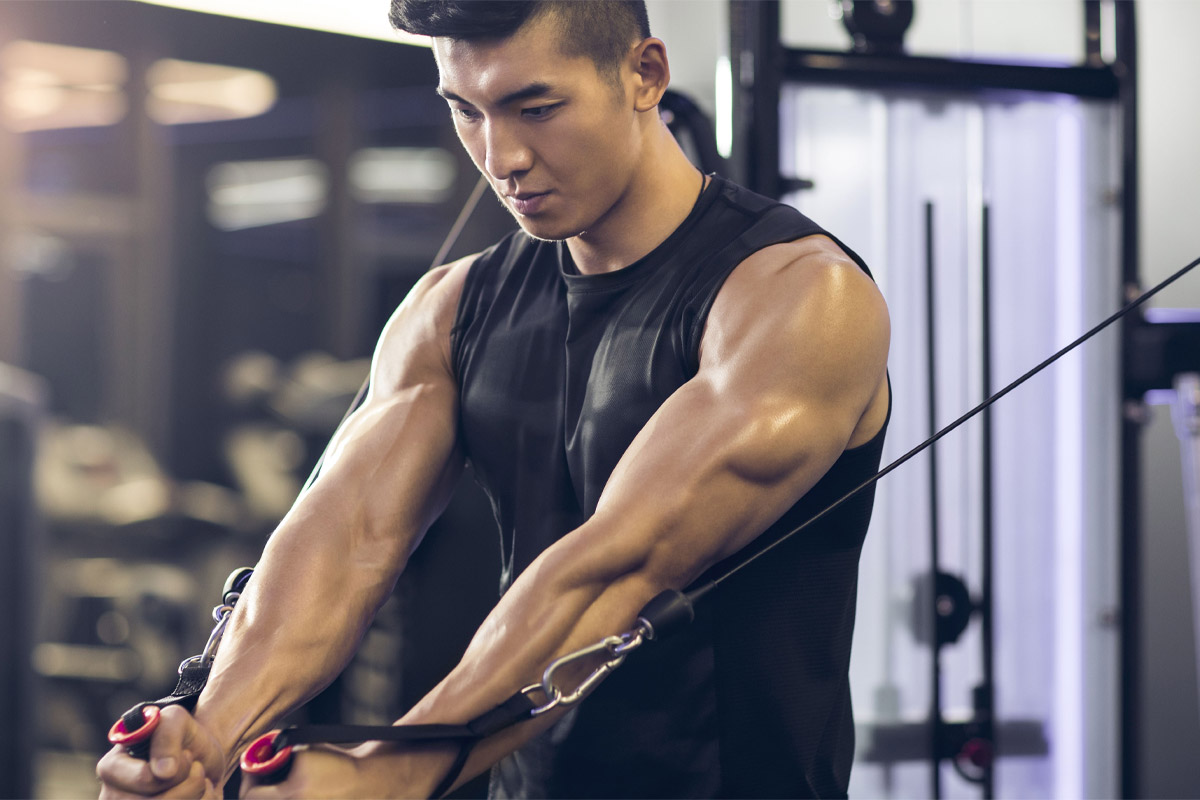 hombre entrenando en el gimnasio
