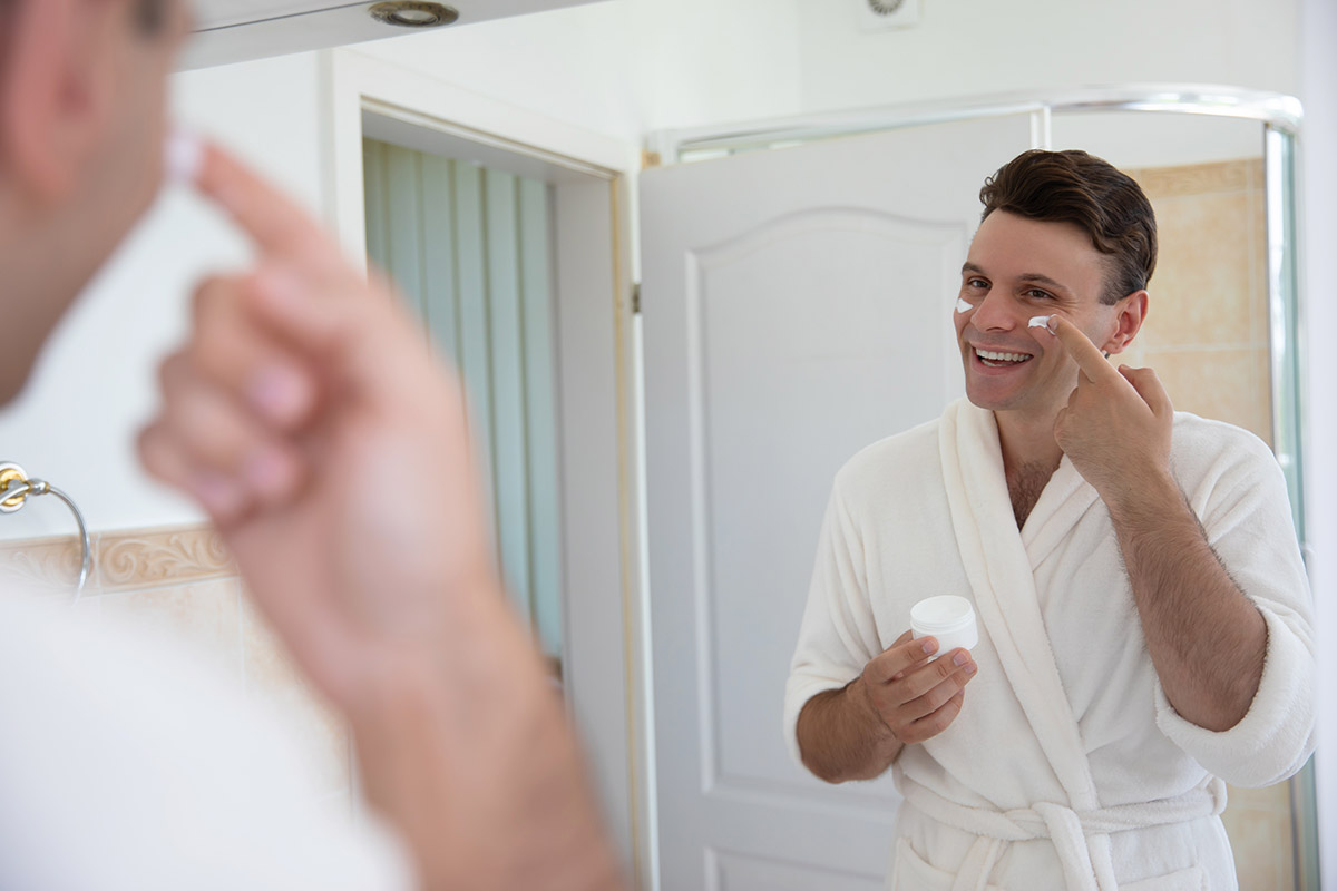 hombre llevando a cabo su rutina de skincare