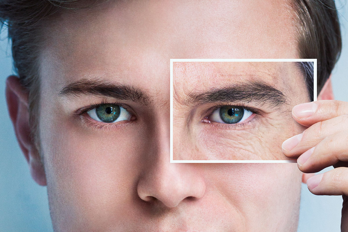 hombre señalando sus ojos