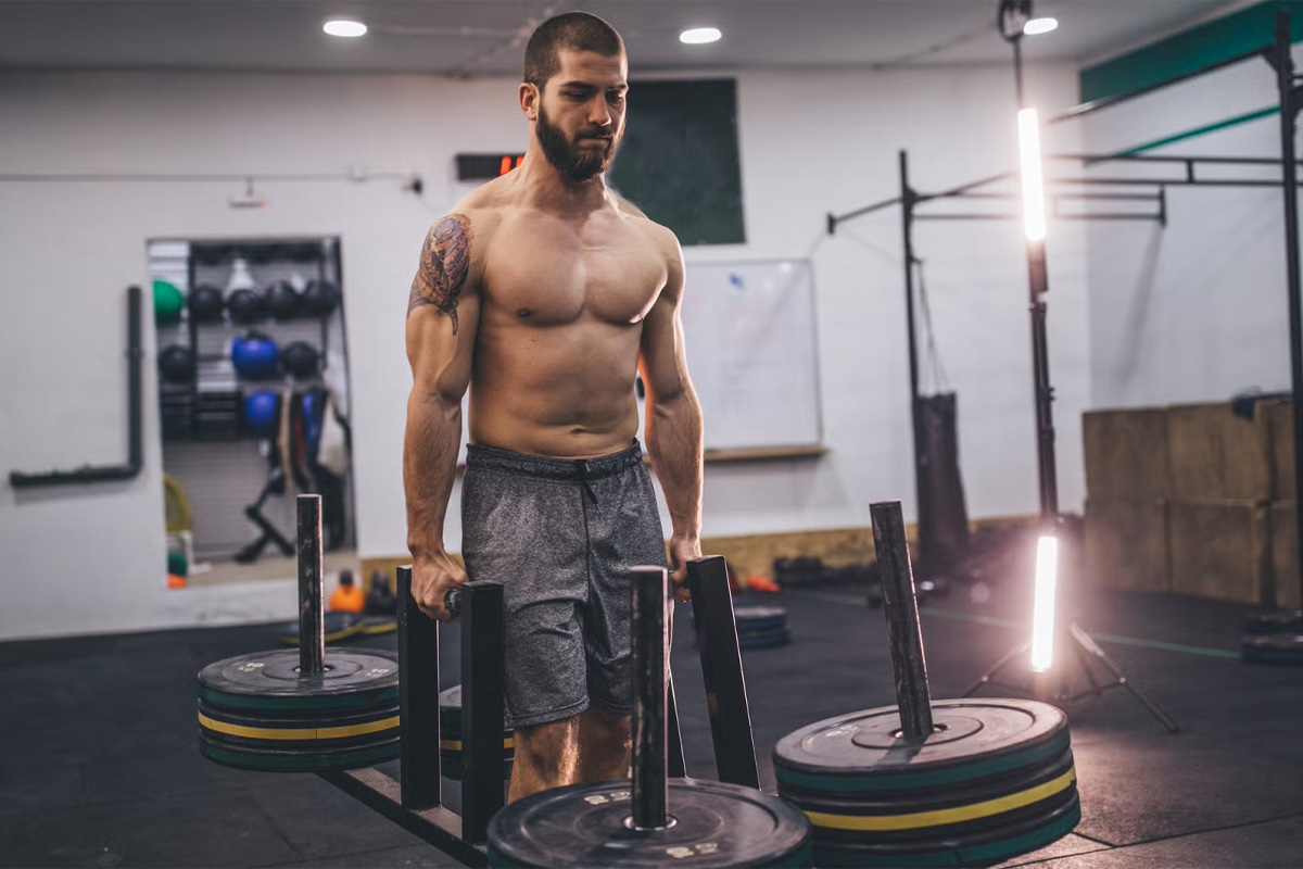 hombre haciendo peso muerto