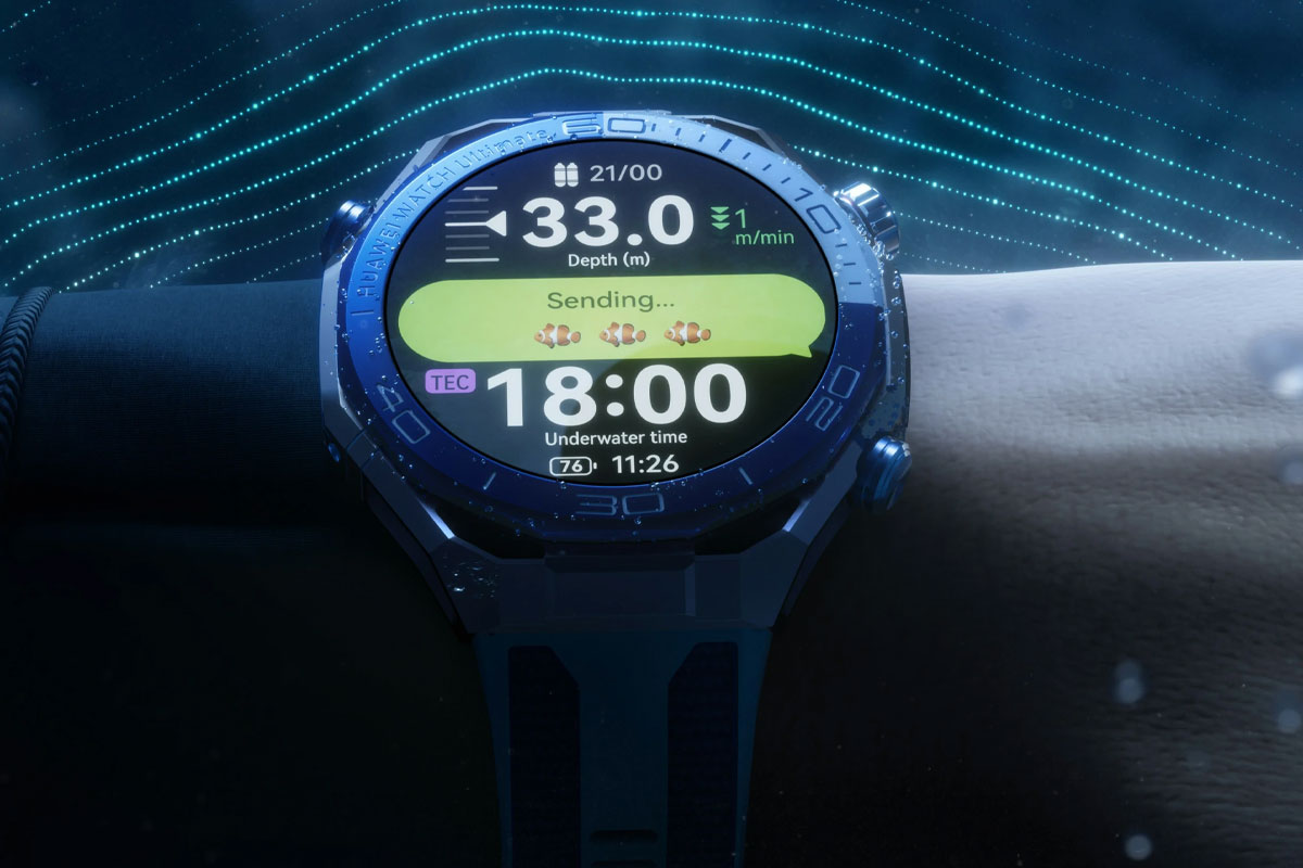 buzo utilizando el nuevo huawei watch ultimate 2