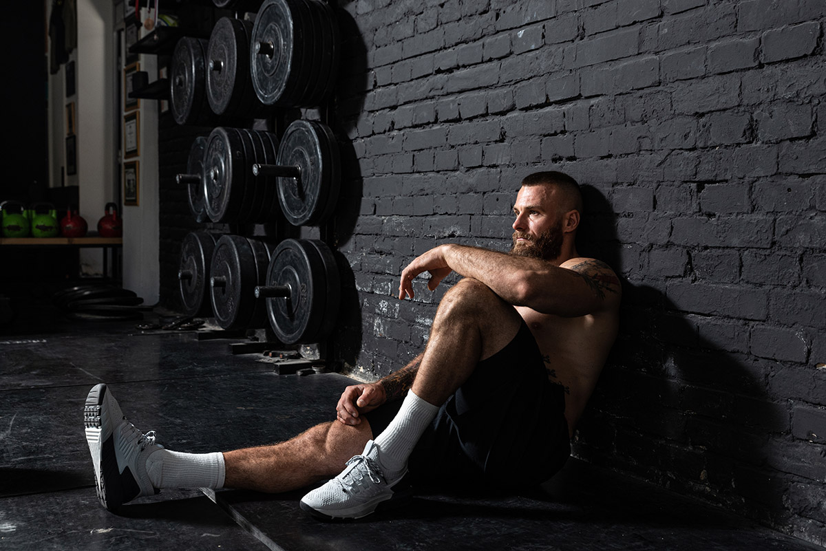 hombre sentado en el piso del gimnasio