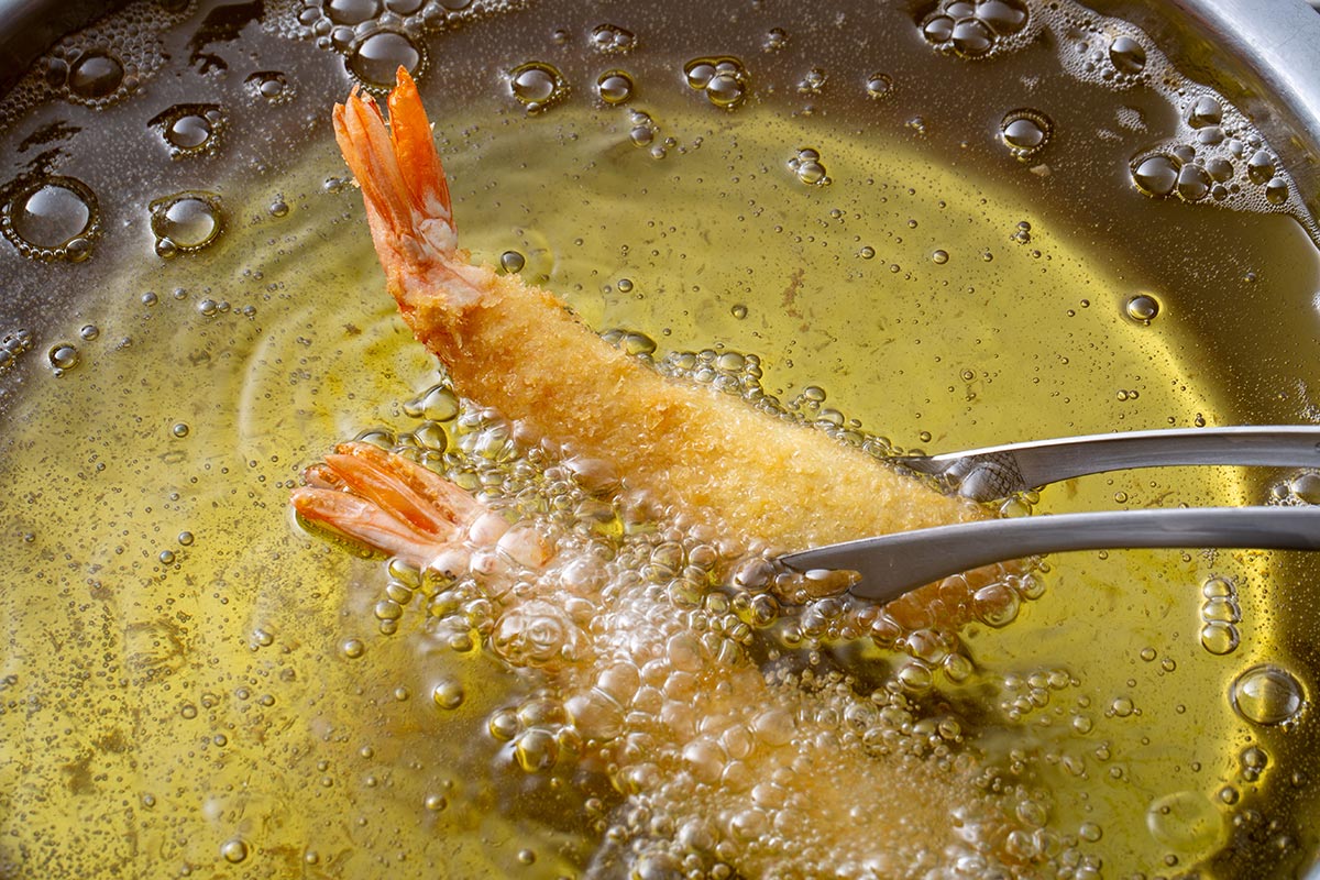 camarones friéndose en aceite