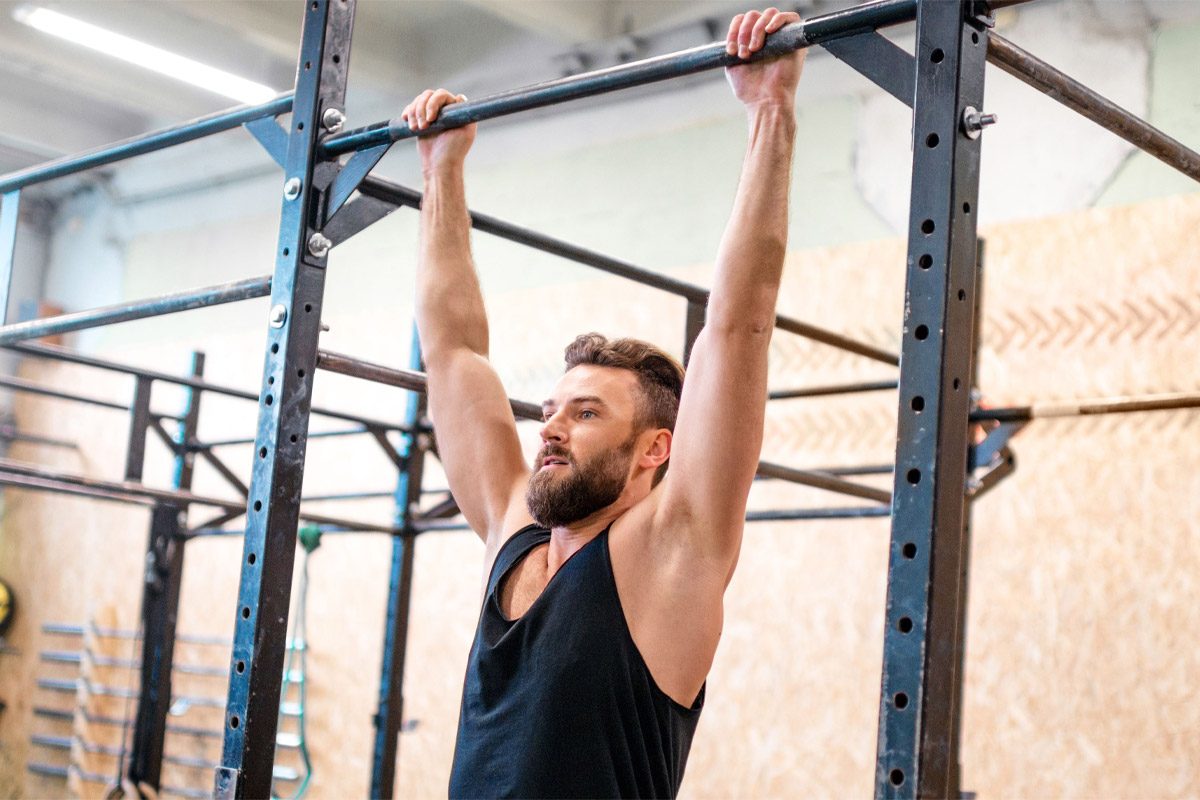 hombre practicando dead hang