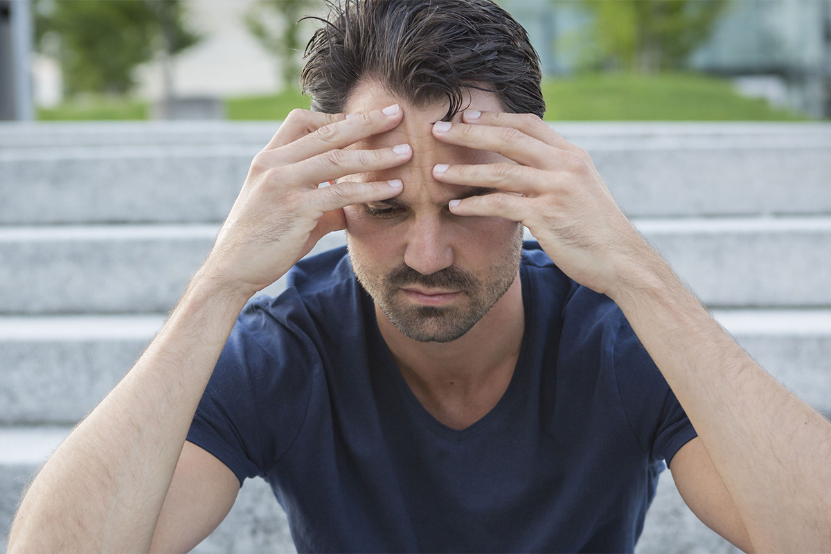 hombre con dolor de cabeza