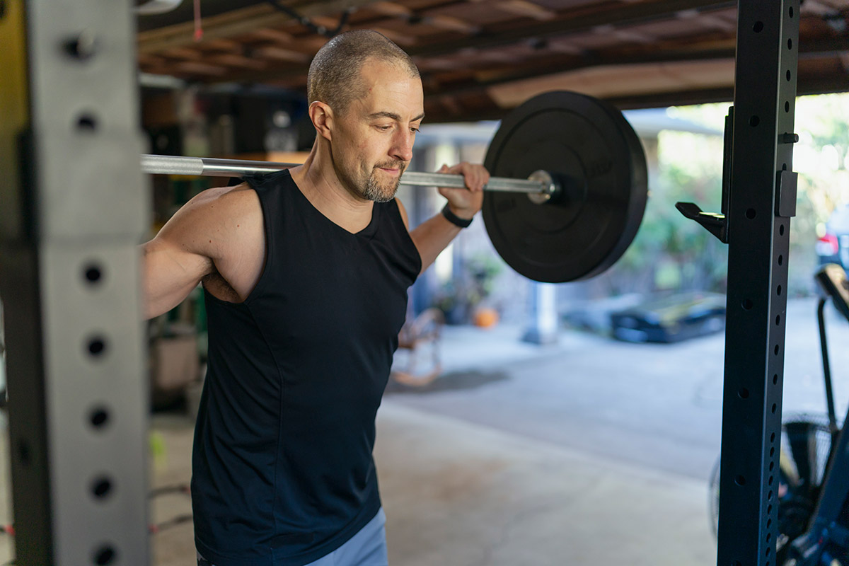 hombre entrenando en su gimnasio en casa