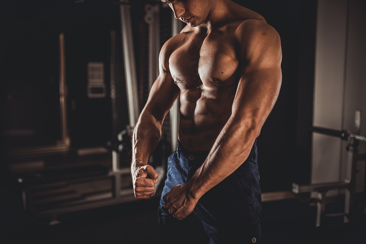 hombre mostrando sus músculo