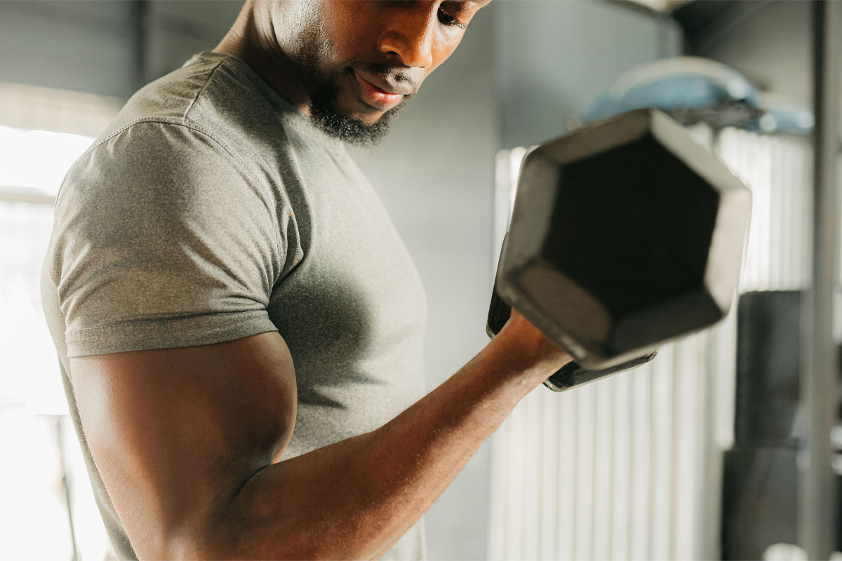 hombre haciendo curl de bíceps