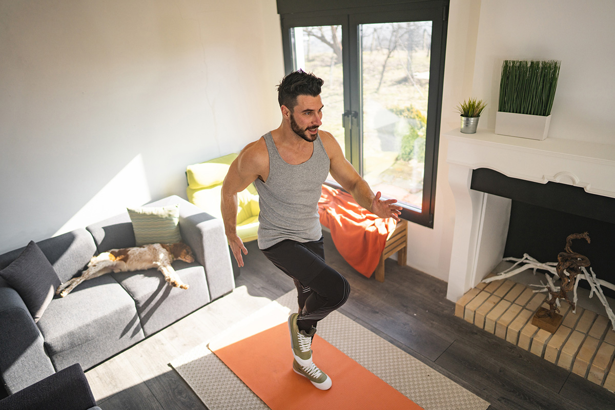 hombre entrenando desde casa