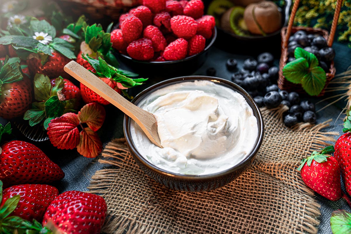 plato con yogurth griego