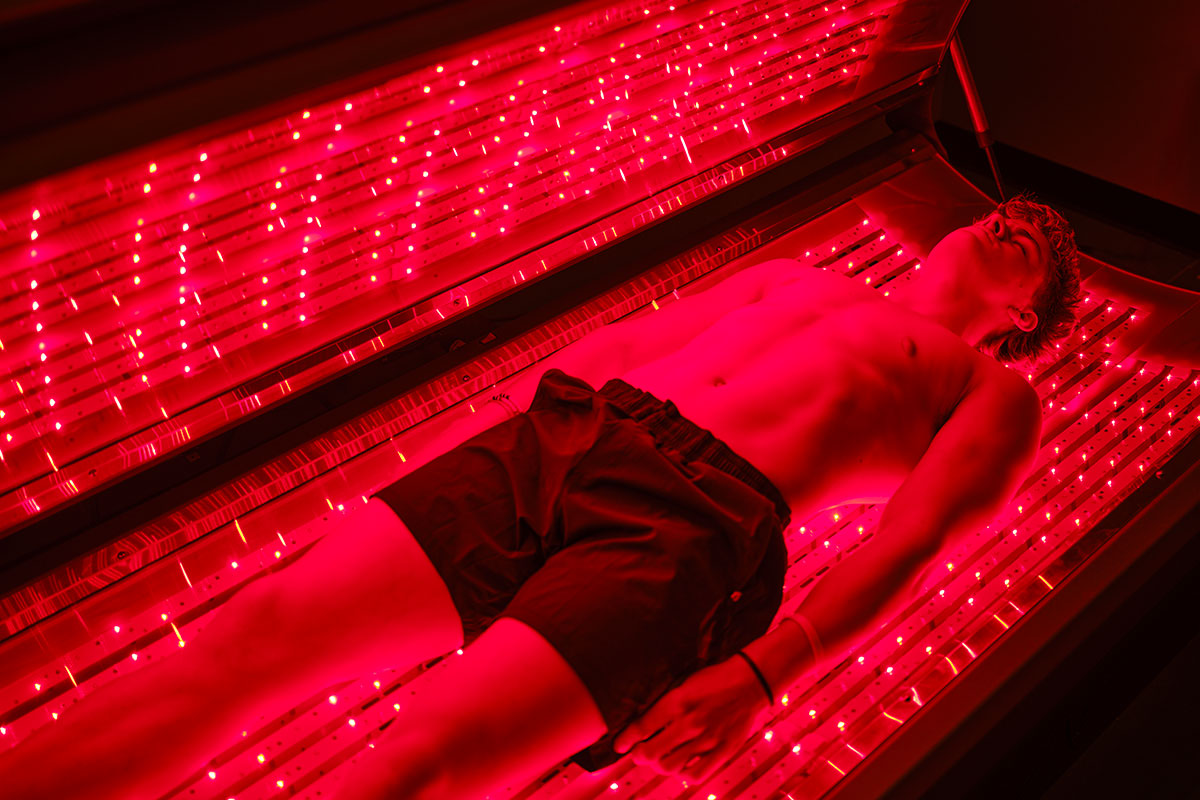 hombre en cama de bronceado