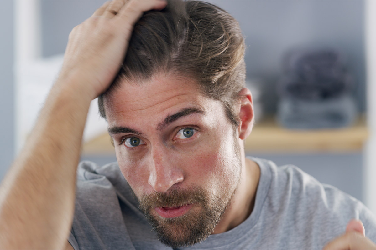 hombre revisando sus entradas