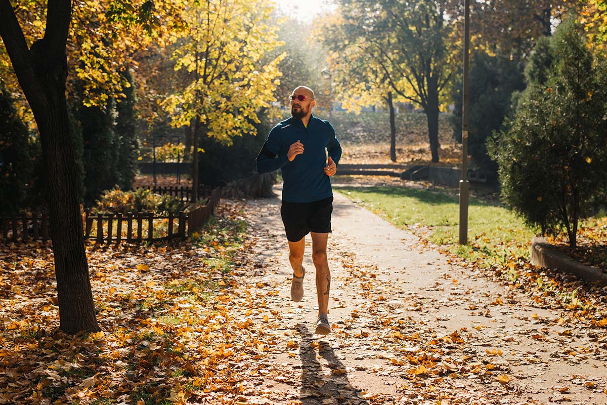 hombre corriendo en el parque por la mañana