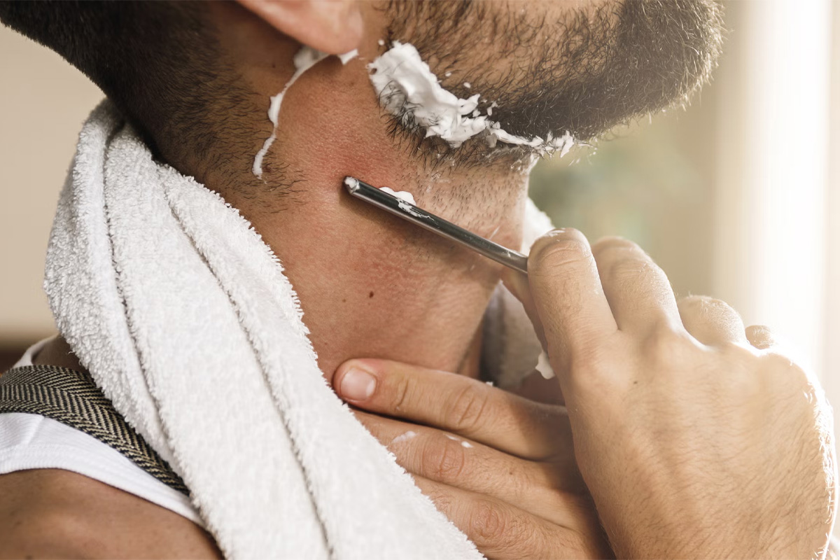 |hombre afeitándose con navaja de afeitar