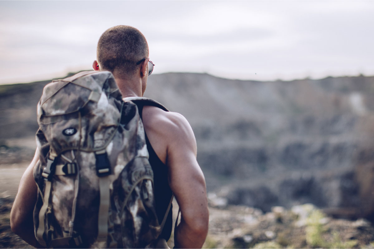 hombre caminando en la montaña