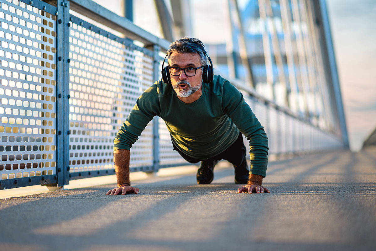 hombre maduro entrenando