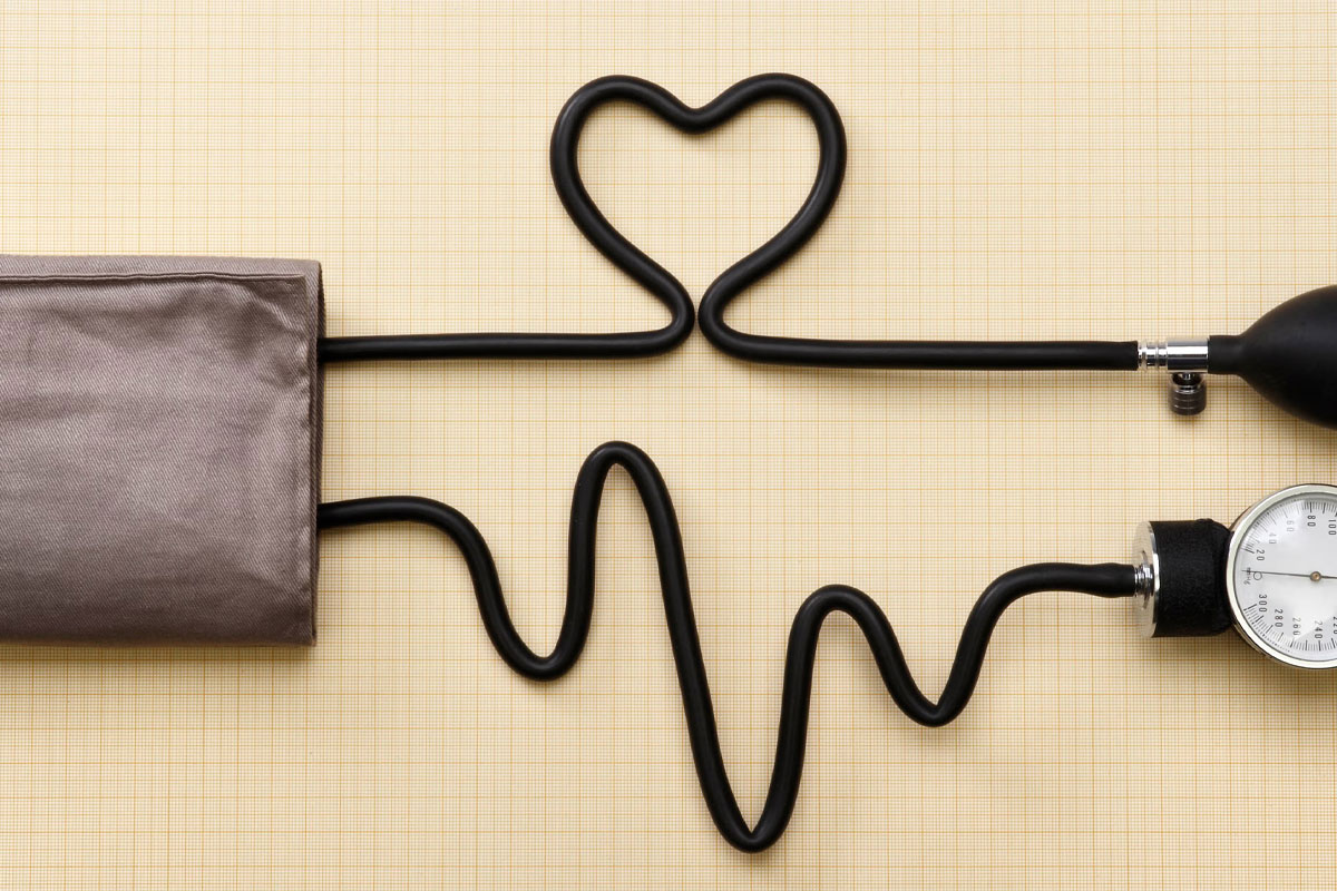 baumanómetro formando imagen de corazón