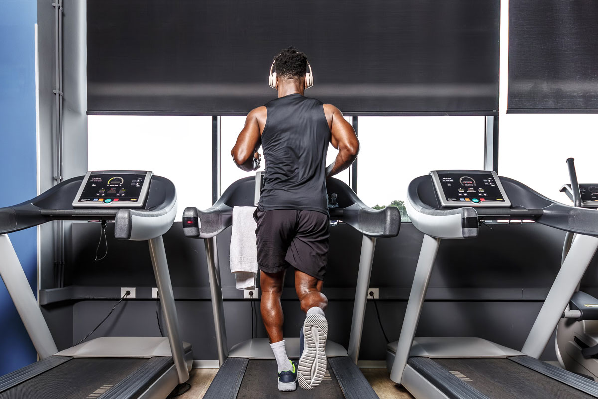 hombre corriendo en caminadora